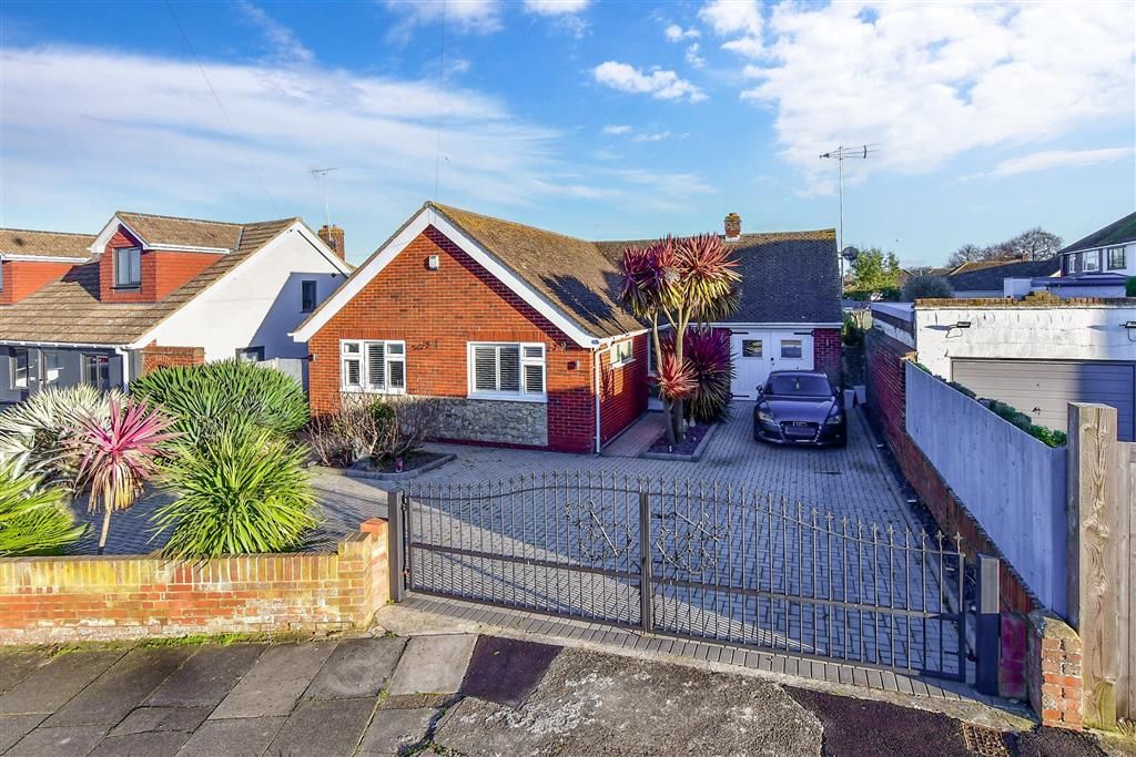 3 bed detached bungalow for sale in Clarence Avenue, Palm Bay, Margate