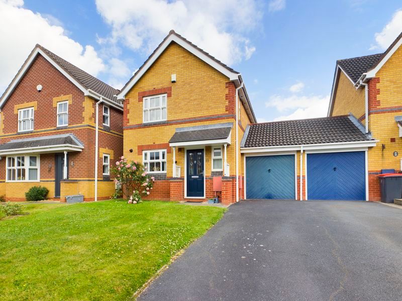 3 bed linkdetached house for sale in Yellowstone Close, St.