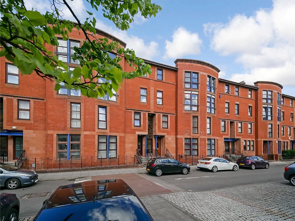 2 bed flat for sale in Old Rutherglen Road, Oatlands, Glasgow G5, £