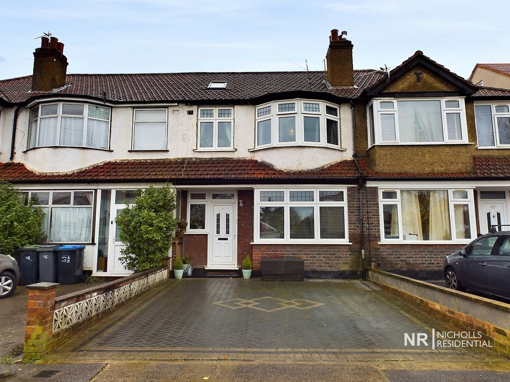 4 bed property for sale in Cranborne Avenue, Surbiton, Surrey. KT6, £