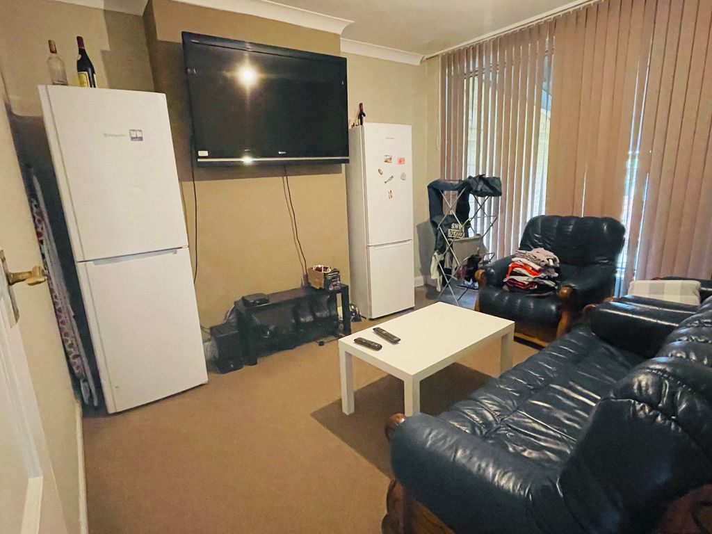 3 bed terraced house to rent in Mollison Way, Edgware / Queensbury