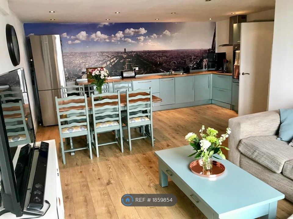 2 bed flat to rent in Queenstown Road, London SW8, £2,750 pcm Zoopla