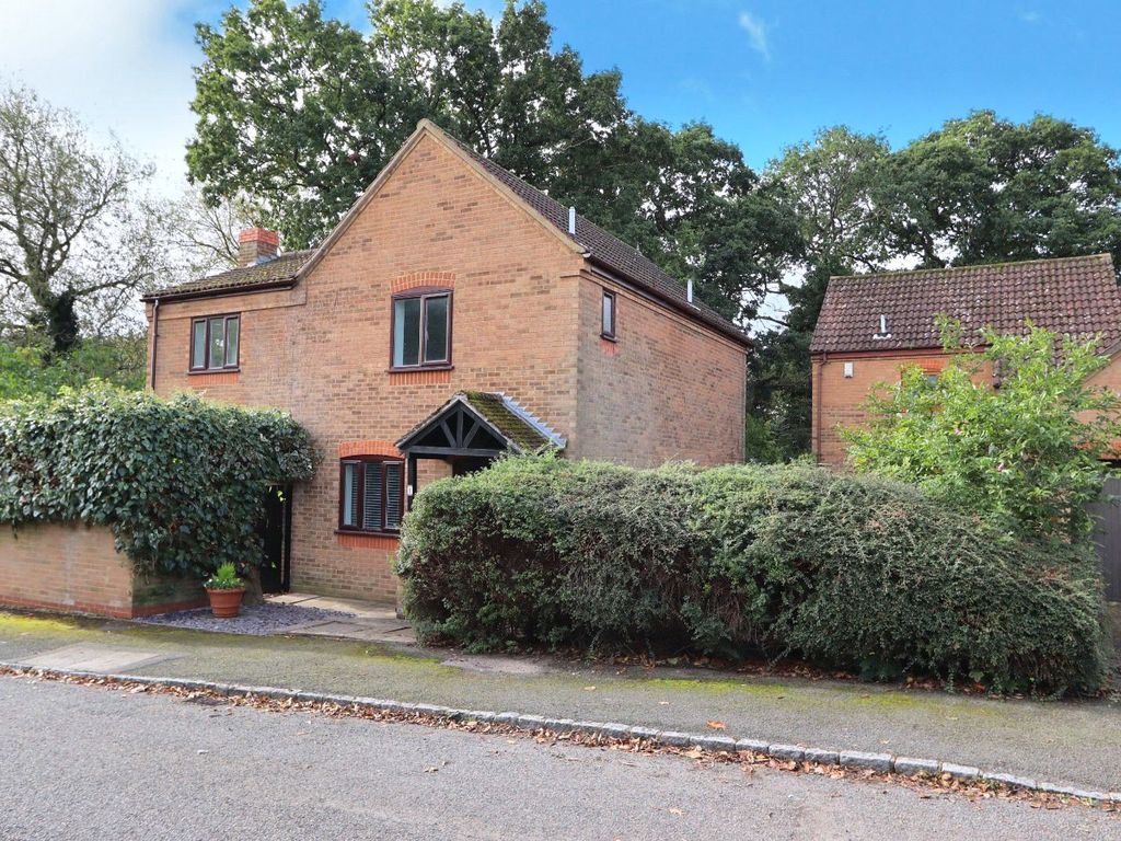 4 bed detached house for sale in Linceslade Grove, Loughton, Milton
