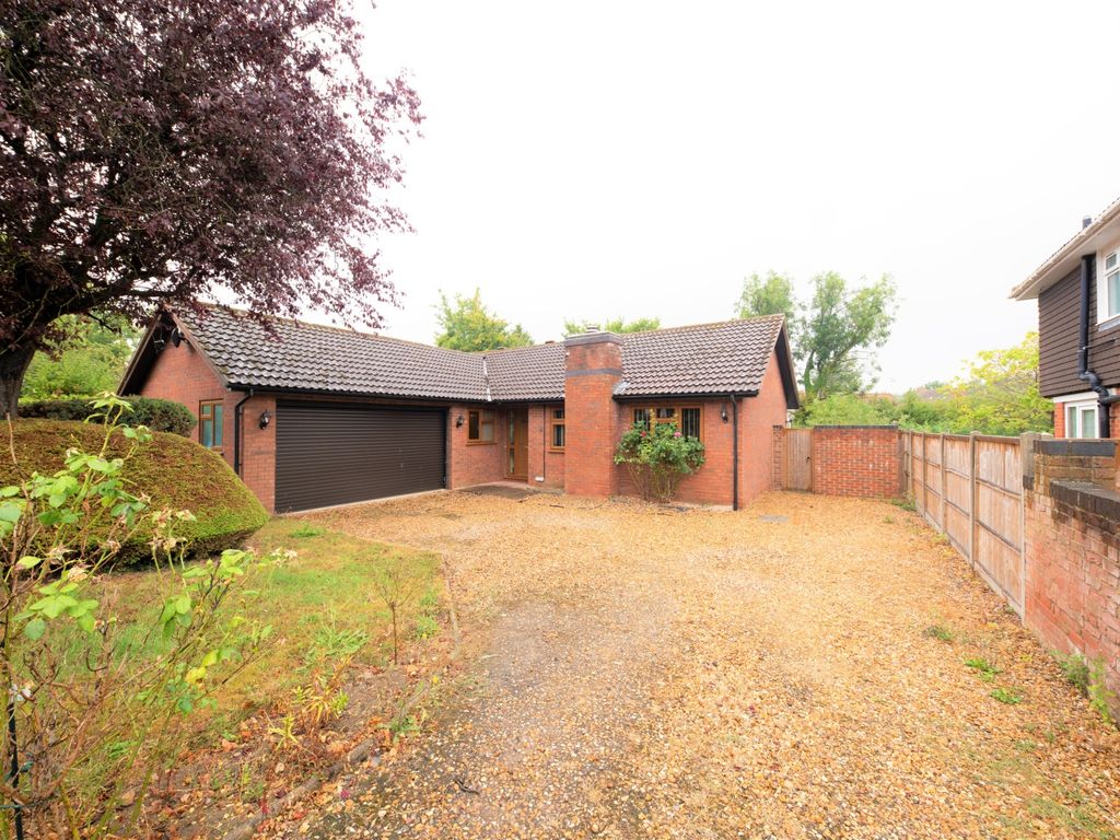 3 bed detached bungalow for sale in Gibsons Green, Milton Keynes