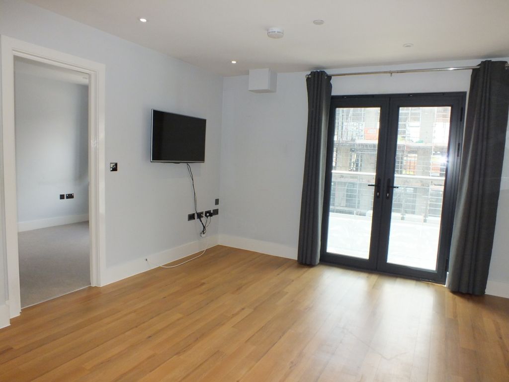 1 bed flat to rent in Lavender Park Road, West Byfleet KT14, £1,200 pcm