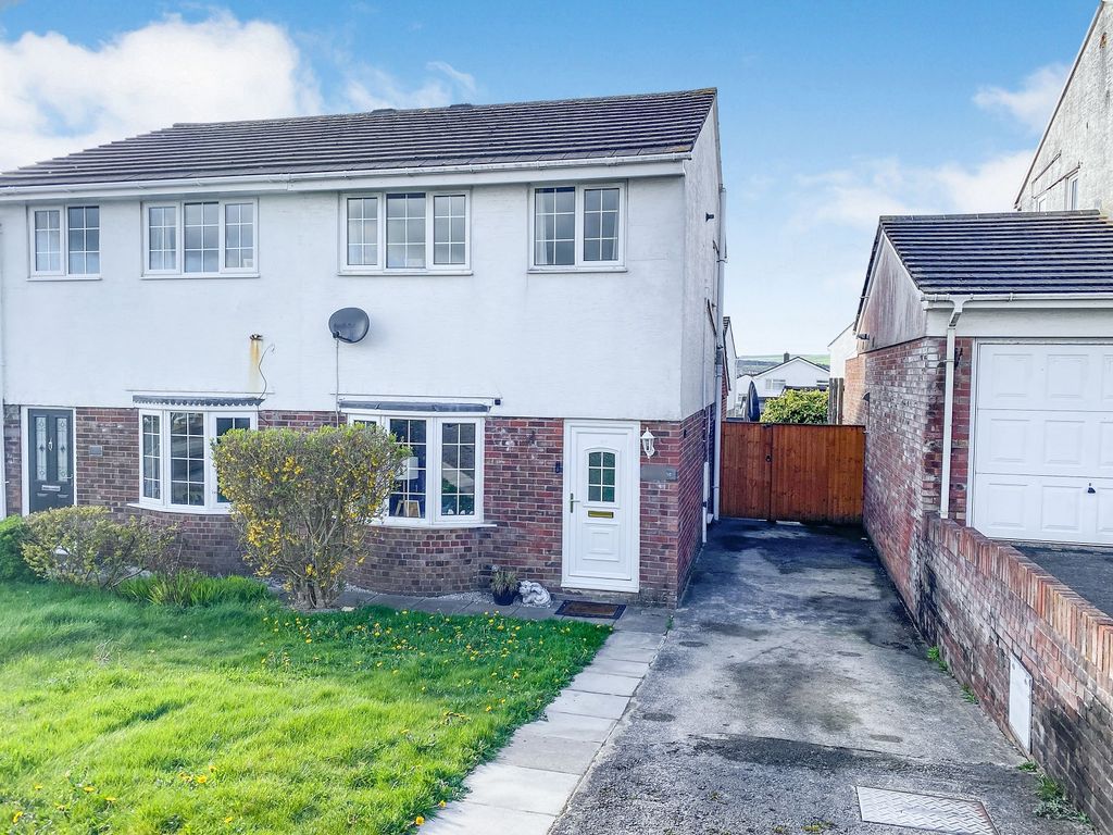 3 bed semidetached house for sale in Highfields, Brackla, Bridgend