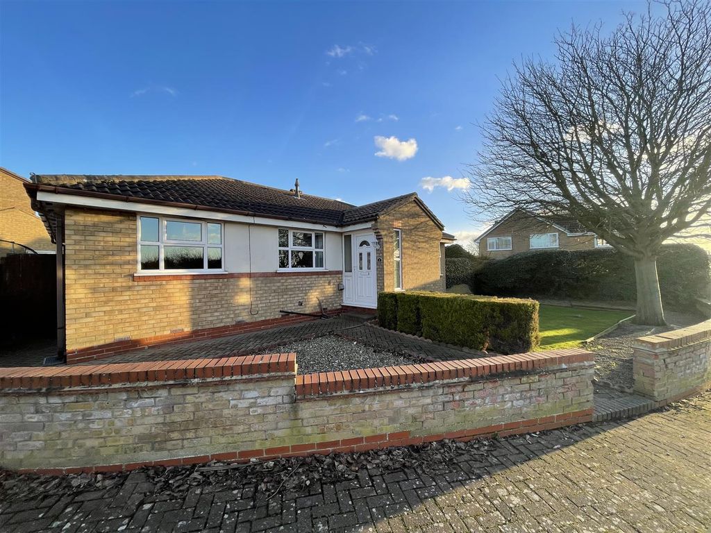 3 bed detached bungalow for sale in Jackson Close, Cayton, Scarborough