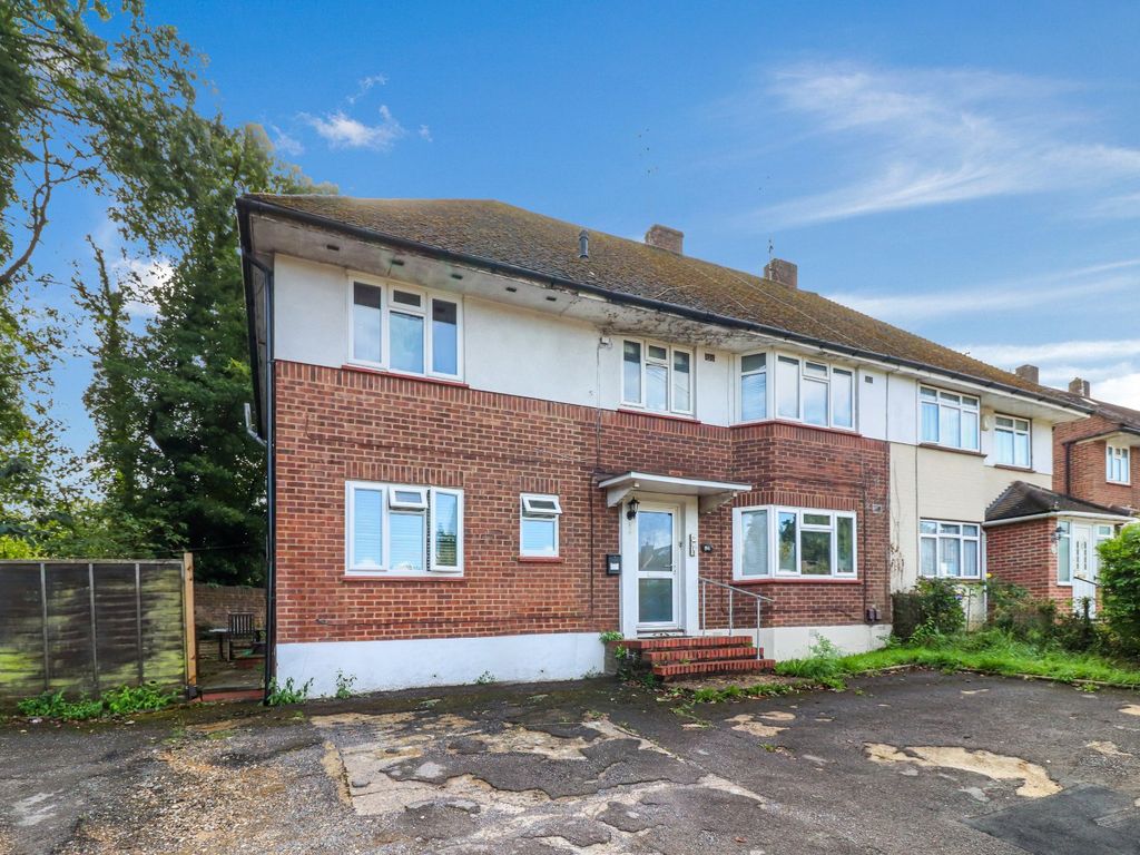 1 bed flat for sale in Garston Lane, Garston, Watford WD25, £210,000