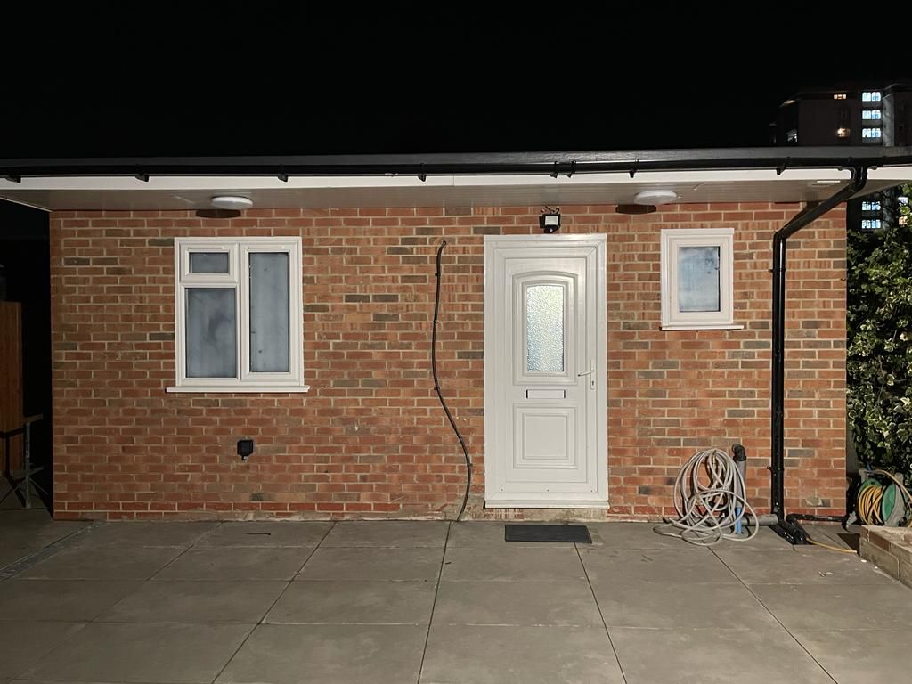 2 bed flat to rent in Harrow View, Hayes UB3, £1,550 pcm Zoopla