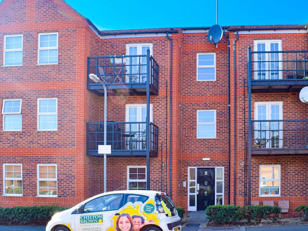 2 bed flat to rent in Turners Court, Newport Pagnel Rd, Wootton