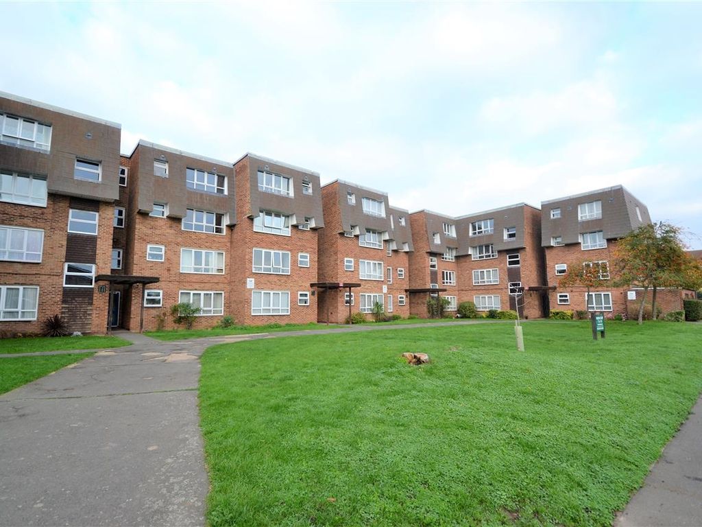 2 bed flat for sale in Stourton Avenue, Hanworth, Feltham TW13, £