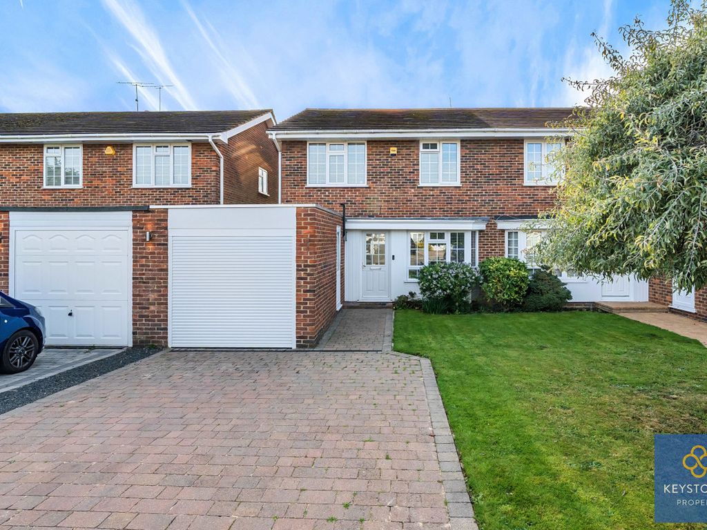 4 bed semidetached house for sale in Willowdene, Brentwood CM15, £