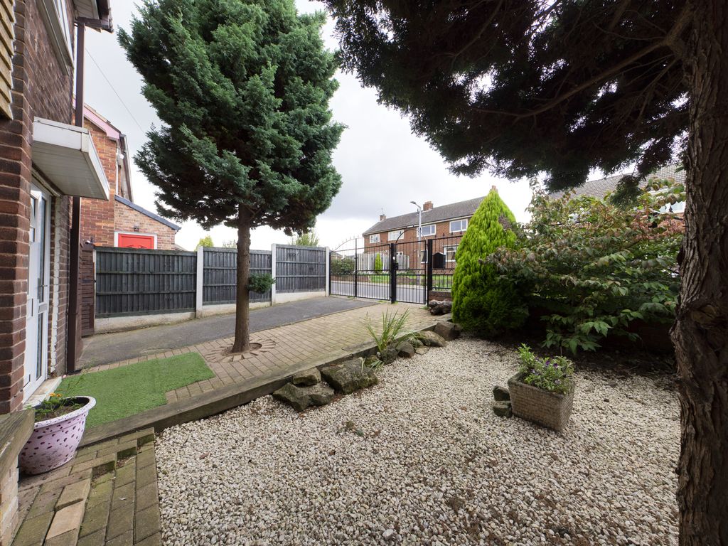 4 bed semidetached house for sale in Middlefields Drive, Whiston