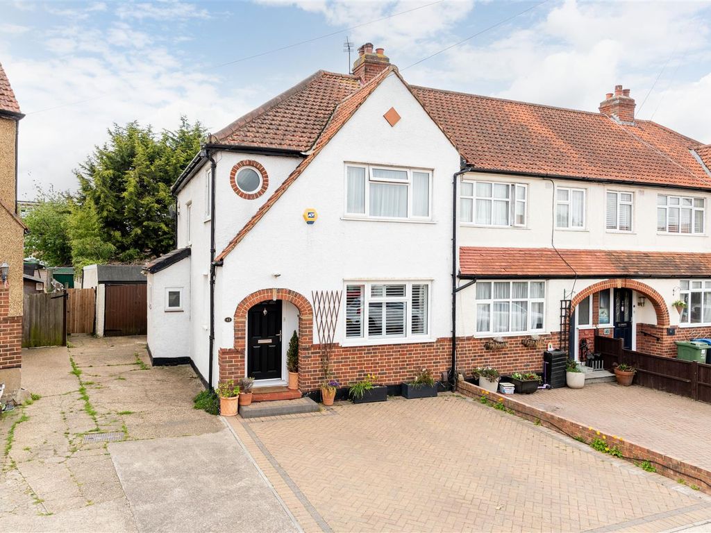3 bed property for sale in Court Crescent, Chessington KT9 Zoopla