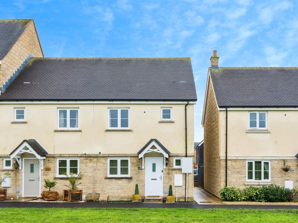 3 bed semidetached house for sale in Truscott Avenue, Swindon SN25, £