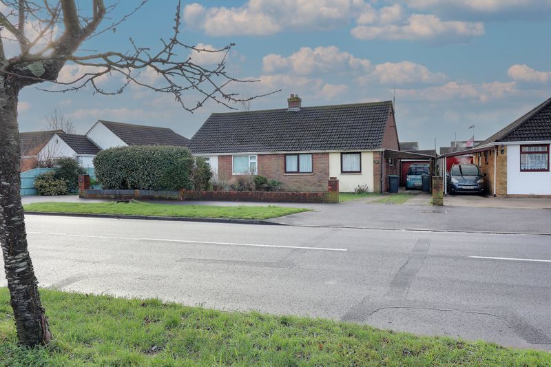 2 bed bungalow for sale in Sunnymead Drive, Waterlooville PO7, £300,000