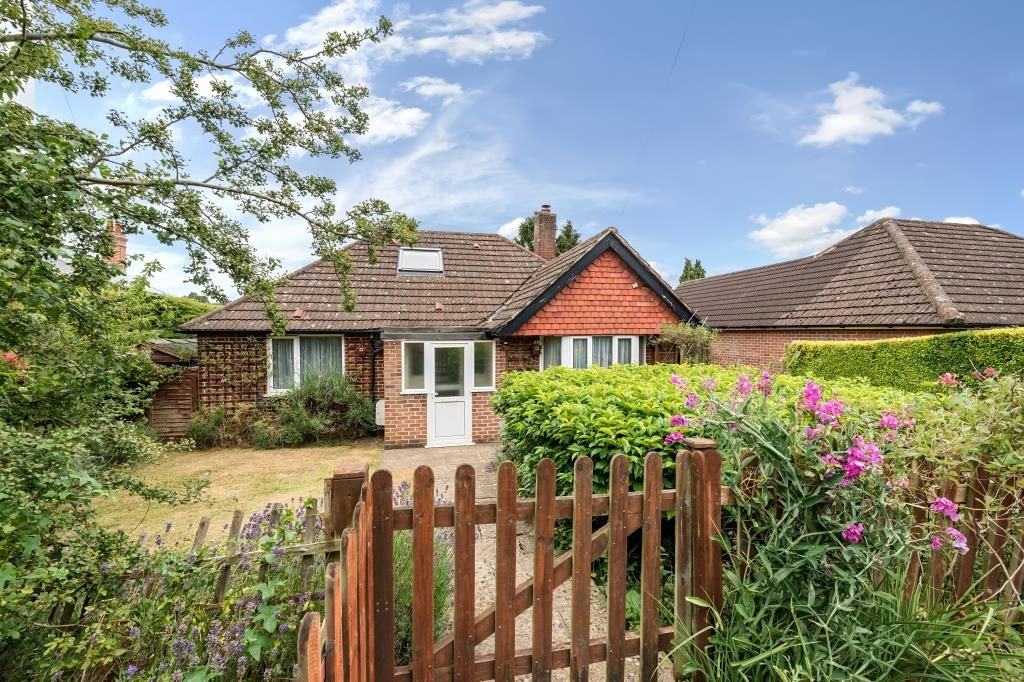 3 bed detached bungalow for sale in Newbury, Berkshire RG14, £400,000