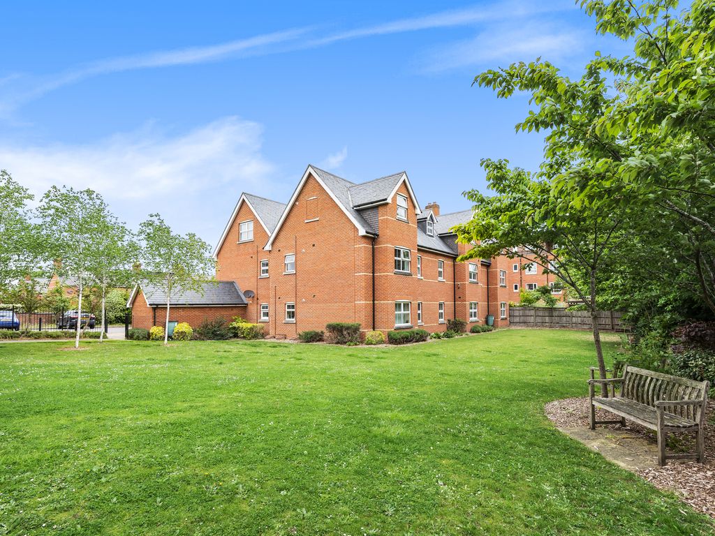 2 bed flat to rent in Quebec Road, HenleyOnThames RG9, £1,375 pcm