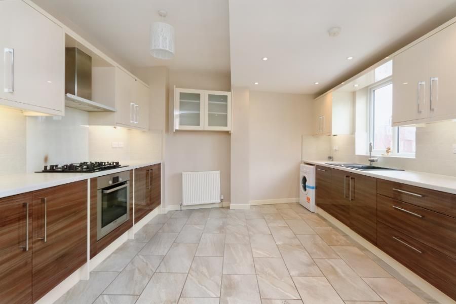 3 bed flat to rent in Summer Road, Thames Ditton KT7 Zoopla