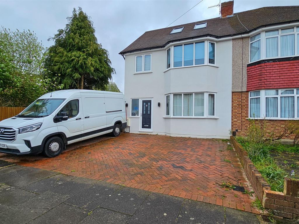 4 bed semidetached house to rent in Clovelly Avenue, Ickenham