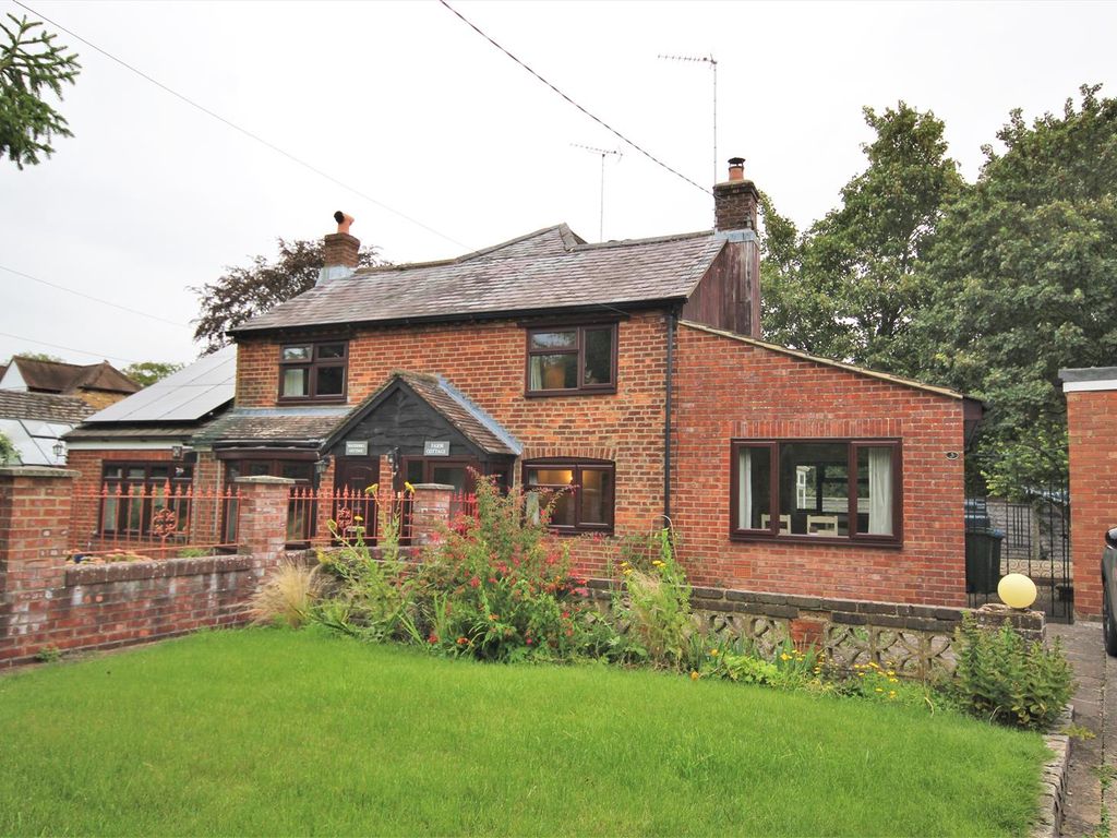 2 bed property to rent in Mill Lane, Weston Turville, Aylesbury HP22, £