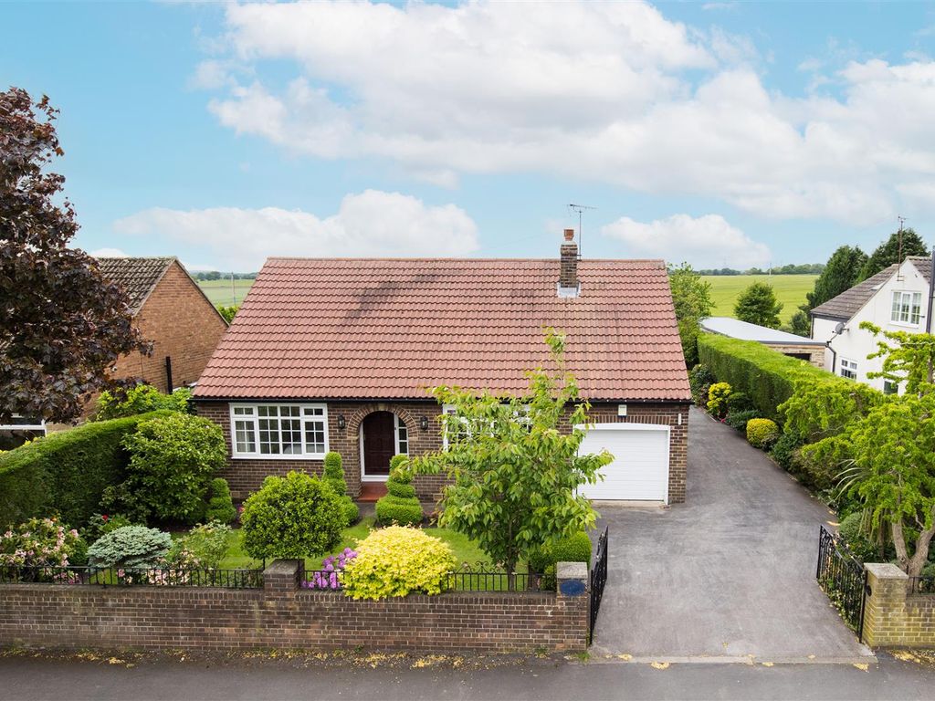 4 bed detached bungalow for sale in Sand Lane, South Milford, Leeds