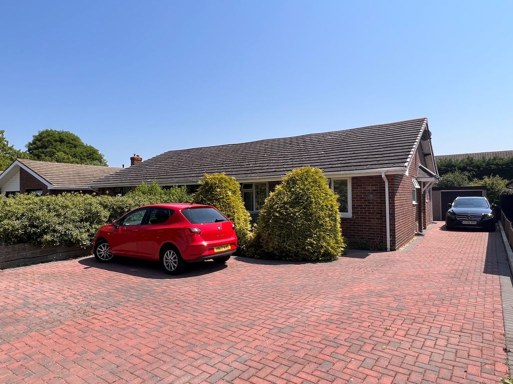 2 bed semidetached bungalow for sale in Carisbrooke Road, Bridgemary