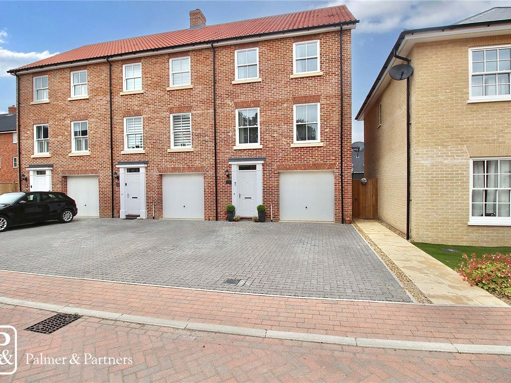 4 bed end terrace house for sale in Badger Close, Needham Market