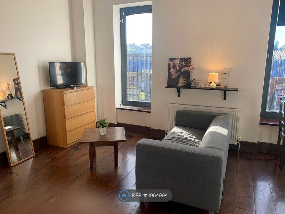 Studio to rent in Edgware Road, London NW2, £1,400 pcm Zoopla