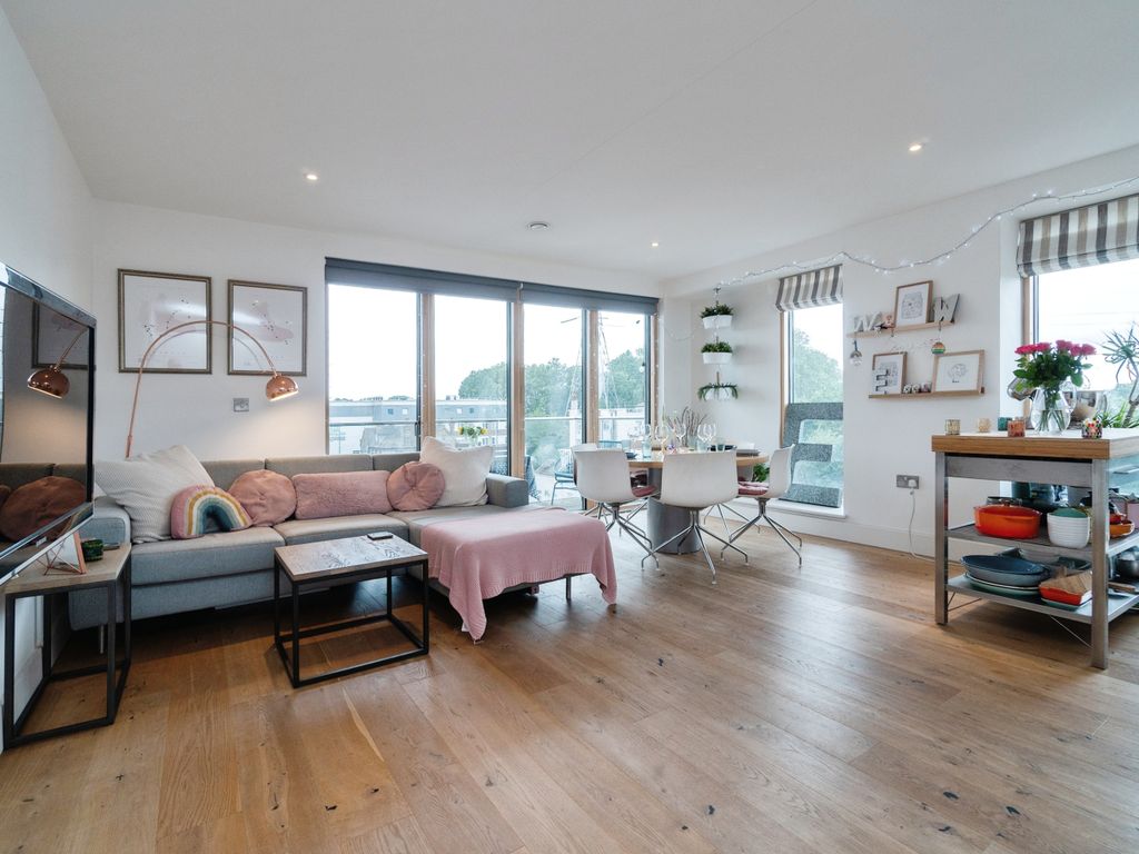 2 bed flat for sale in 2B Cavendish Road, Colliers Wood SW19, £265,000