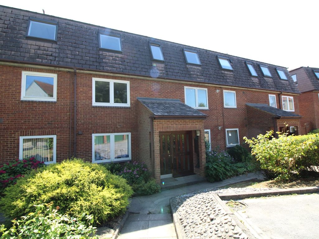 2 bed flat to rent in Brookside, East EN4, £1,750 pcm