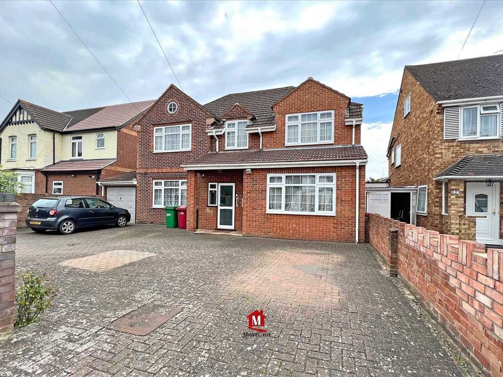 6 bed detached house for sale in Farnburn Avenue, Slough Berkshire