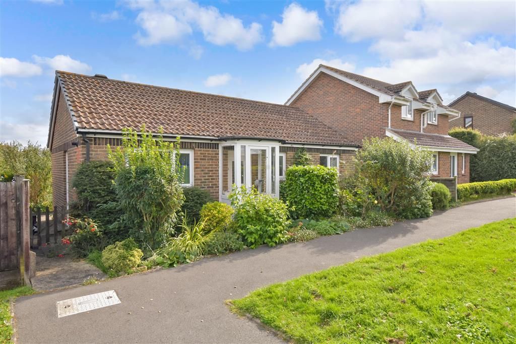 2 bed detached bungalow for sale in Scotts Close, Shalfleet, Newport