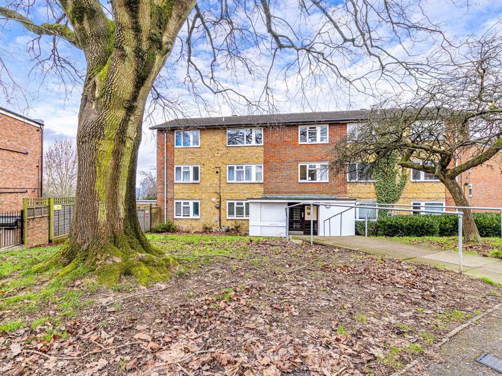2 bed flat to rent in Turners Hill, Hemel Hempstead HP2, £1,300 pcm