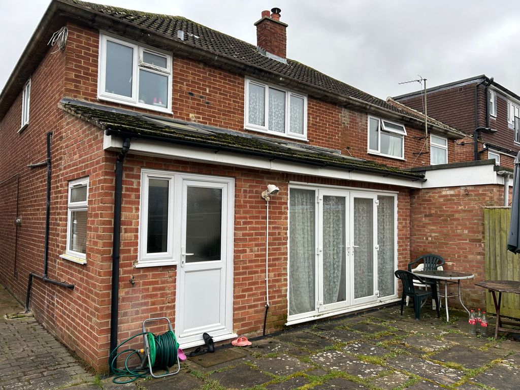 3 bed semidetached house to rent in Lock Crescent, Kidlington OX5, £