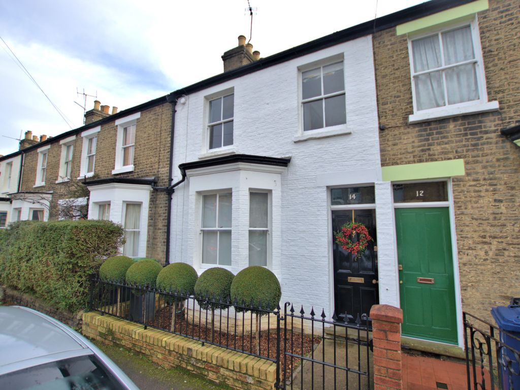 2 bed terraced house to rent in Herbert Street, Cambridge CB4, £1,800
