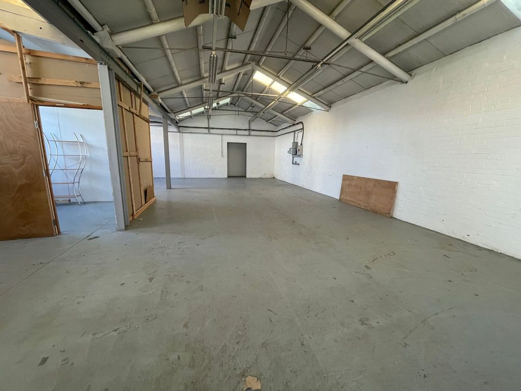 Warehouse to let in Slough Business Park, 94 Farnham Road, Slough