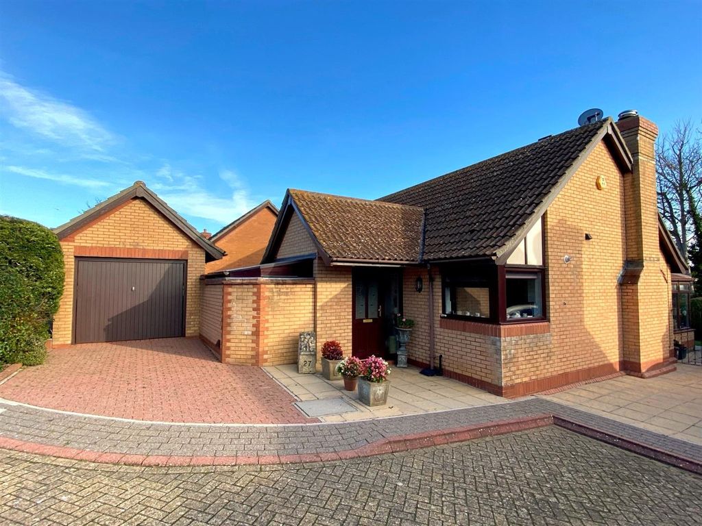 3 bed detached bungalow for sale in Connaught Gardens, Weymouth DT4, £