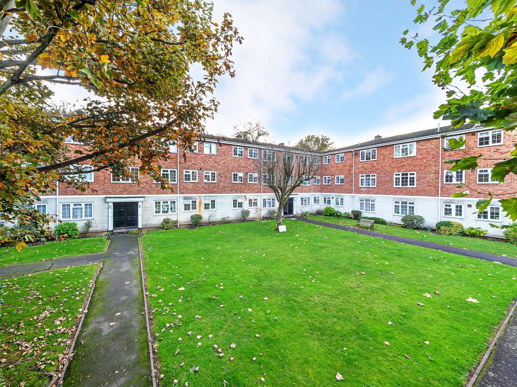 2 bed flat for sale in Gainsborough Court, WaltonOnThames KT12, £