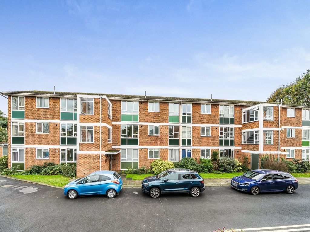 2 bed flat for sale in Wythfield Road, Eltham, London SE9, £325,000