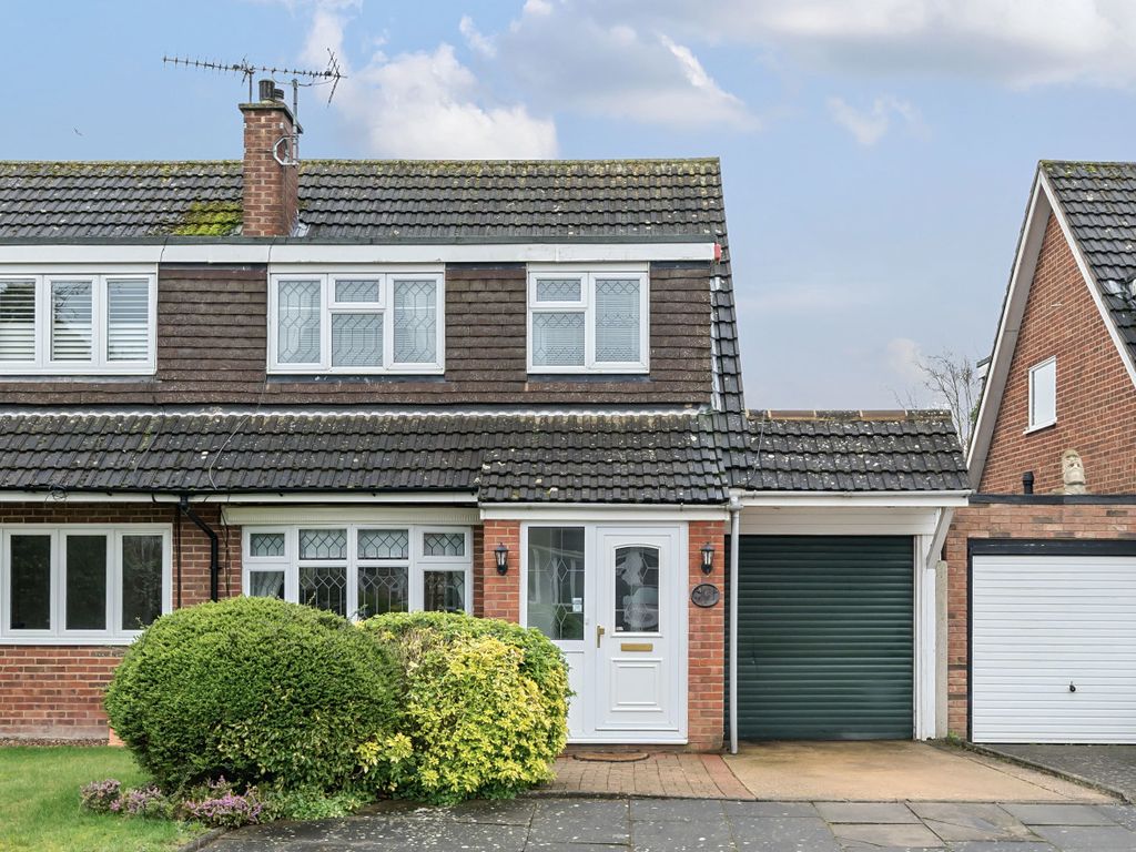 3 bed semidetached house for sale in Bunhill Close, Dunstable
