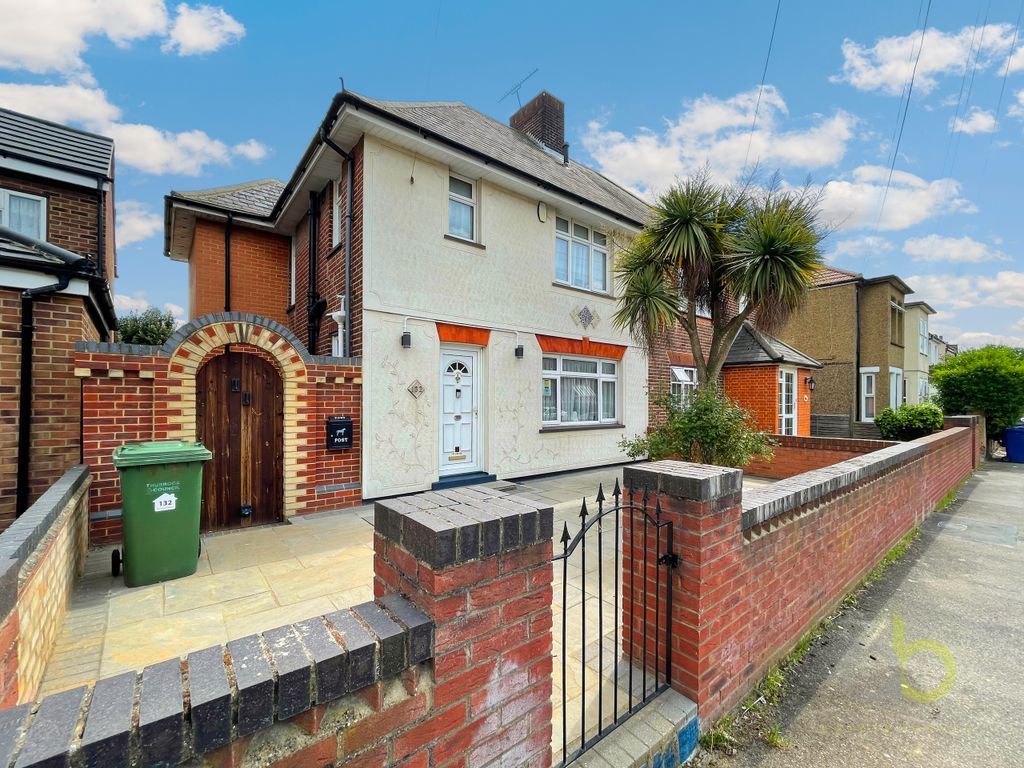 3 bed semidetached house for sale in Cromwell Road, Grays RM17, £