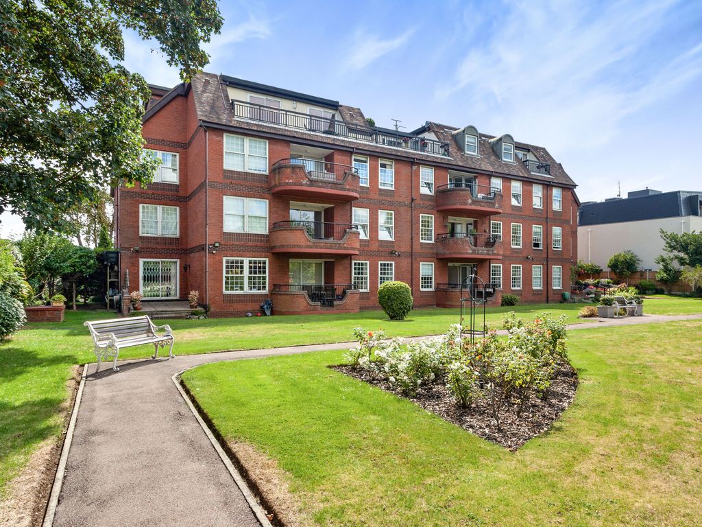 3 bed flat for sale in Manor Road, Chigwell, Essex IG7 Zoopla