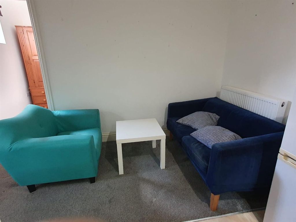 1 bed flat to rent in Wood Lane, Iver SL0, £1,250 pcm Zoopla