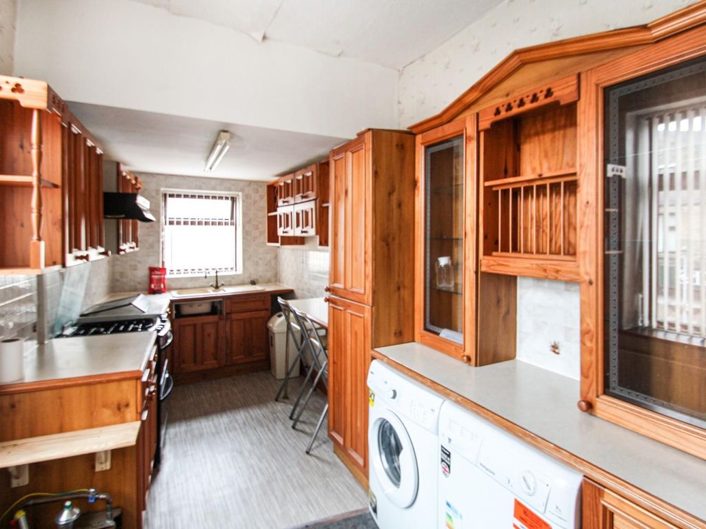 2 bed flat to rent in Rugby Place, Bradford BD7, £675 pcm Zoopla