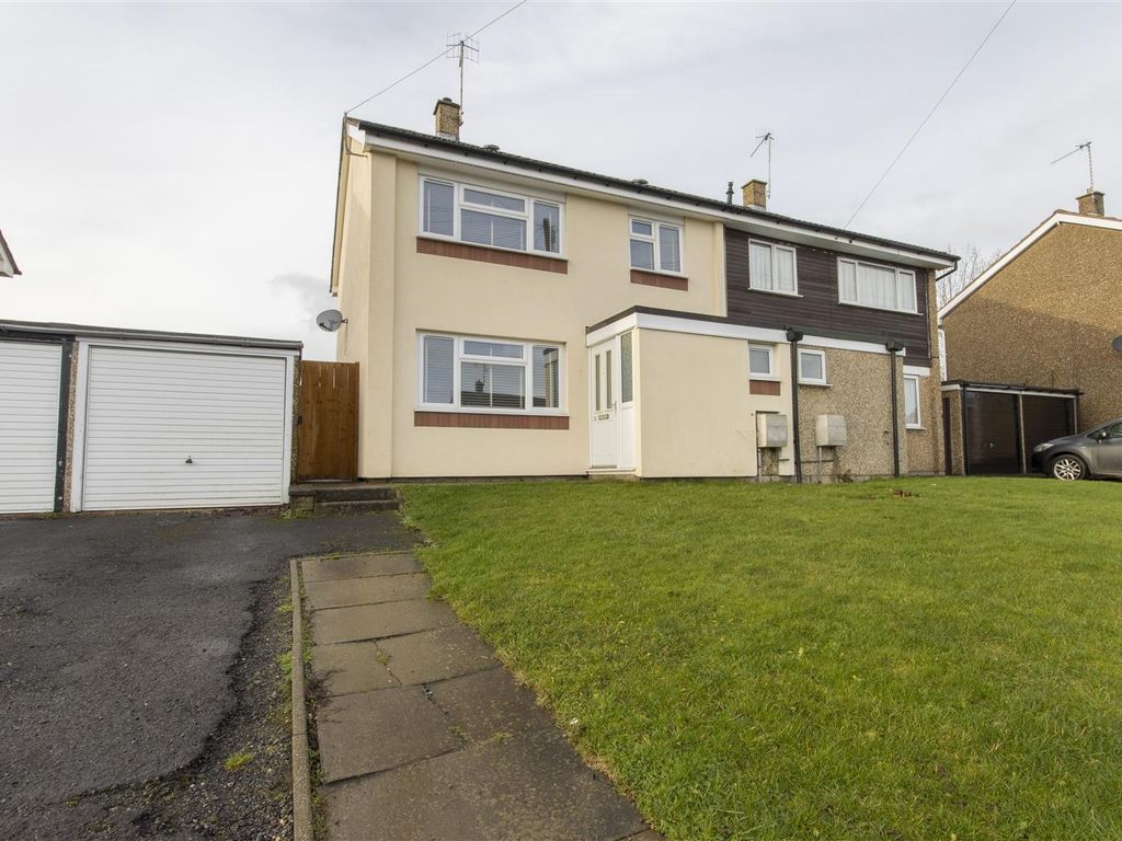 3 bed semidetached house for sale in Calver Crescent, Staveley