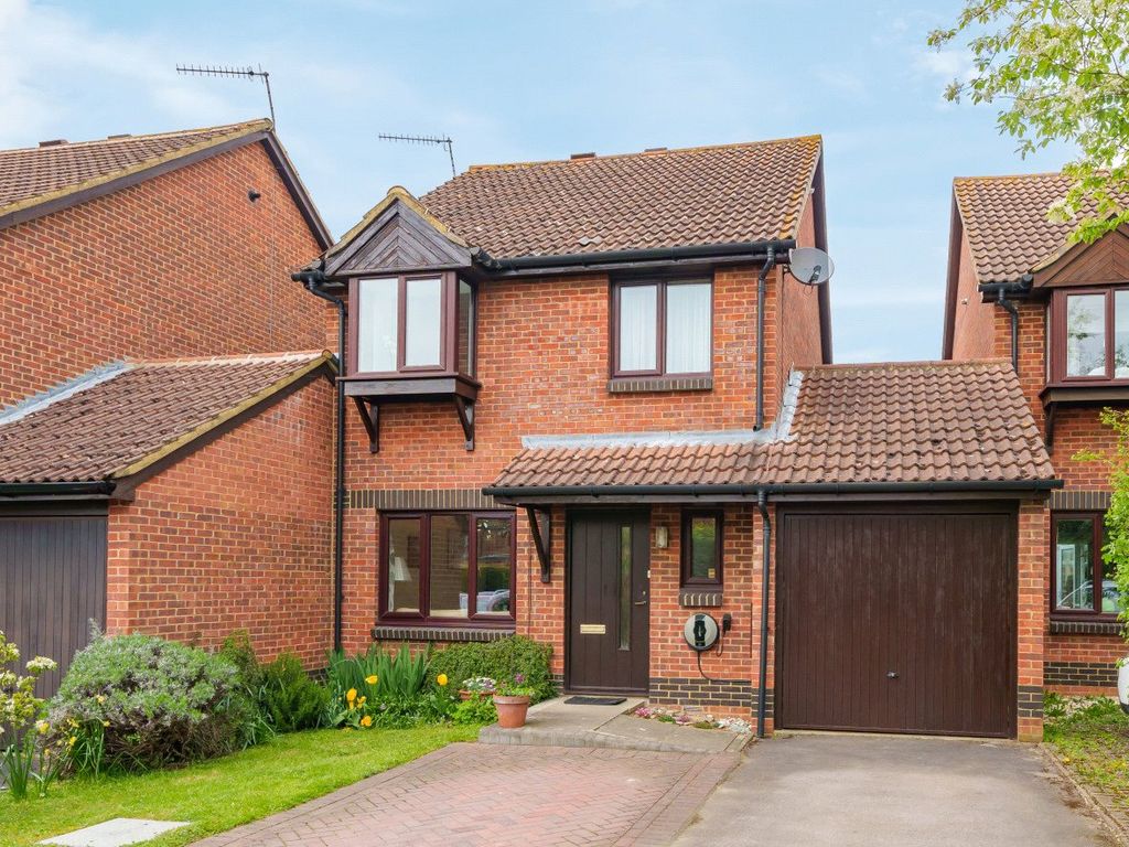 3 bed linkdetached house for sale in Burpham, Guildford, Surrey GU4
