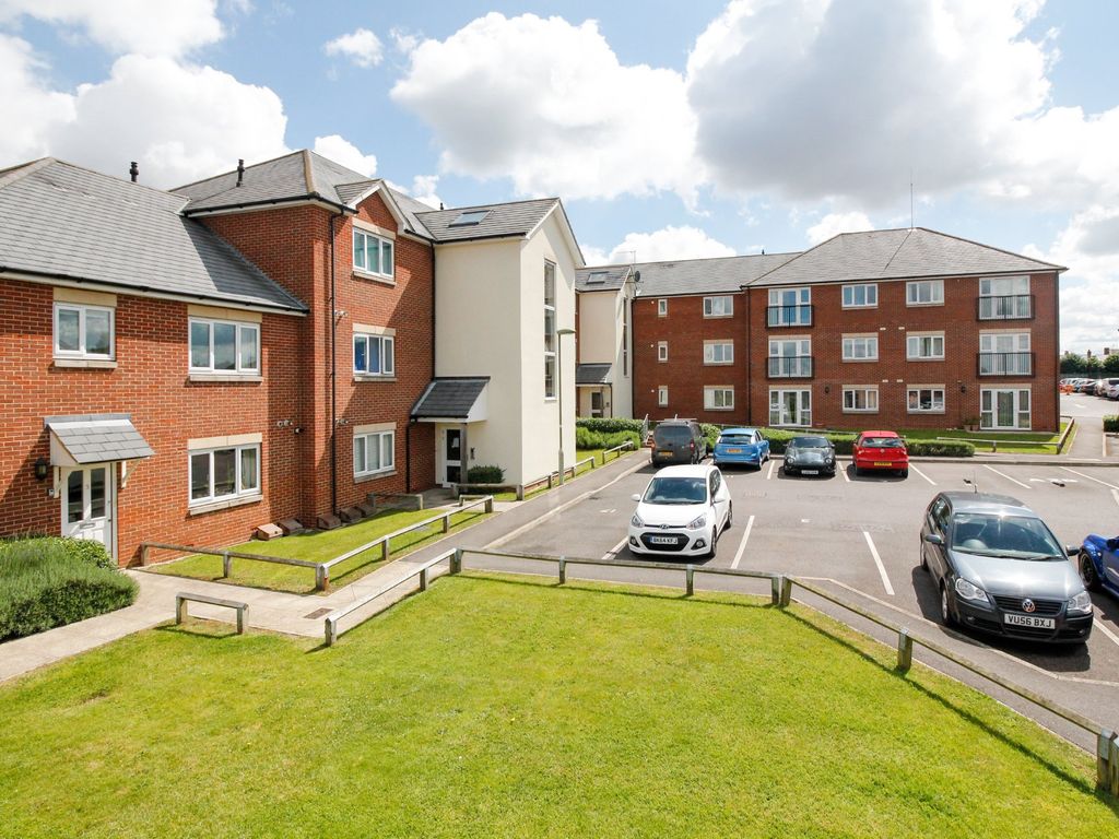 2 bed flat to rent in William Morris Close, Temple Cowley OX4, £1,550