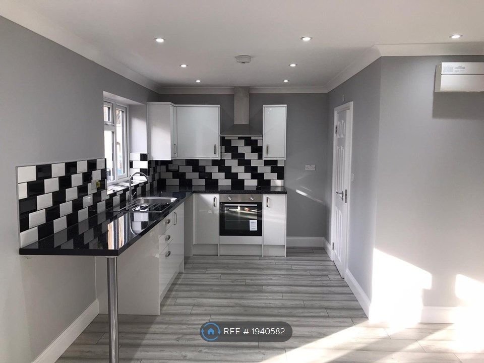 Room to rent in Hawthorne Crescent, Slough SL1, £975 pcm Zoopla