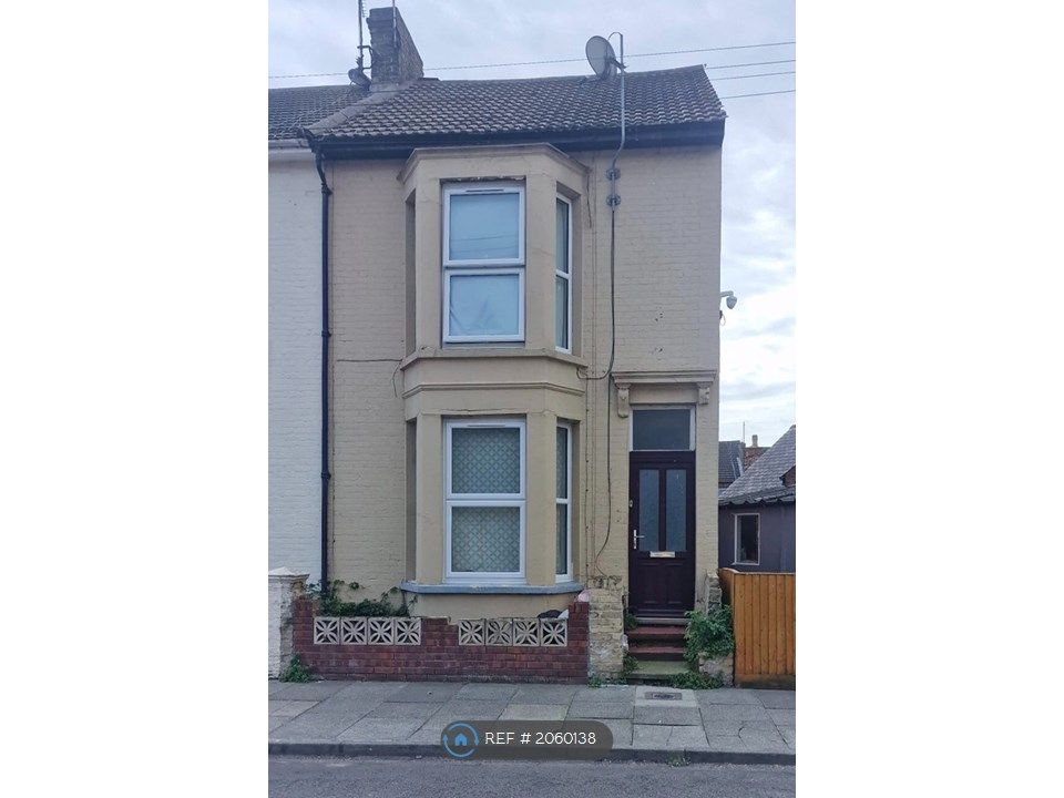 4 bed end terrace house to rent in Meyrick Road, Sheerness ME12, £1,800